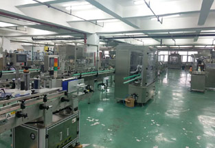 貼標(biāo)機(jī)自動(dòng)灌裝機(jī)生產(chǎn)車(chē)間